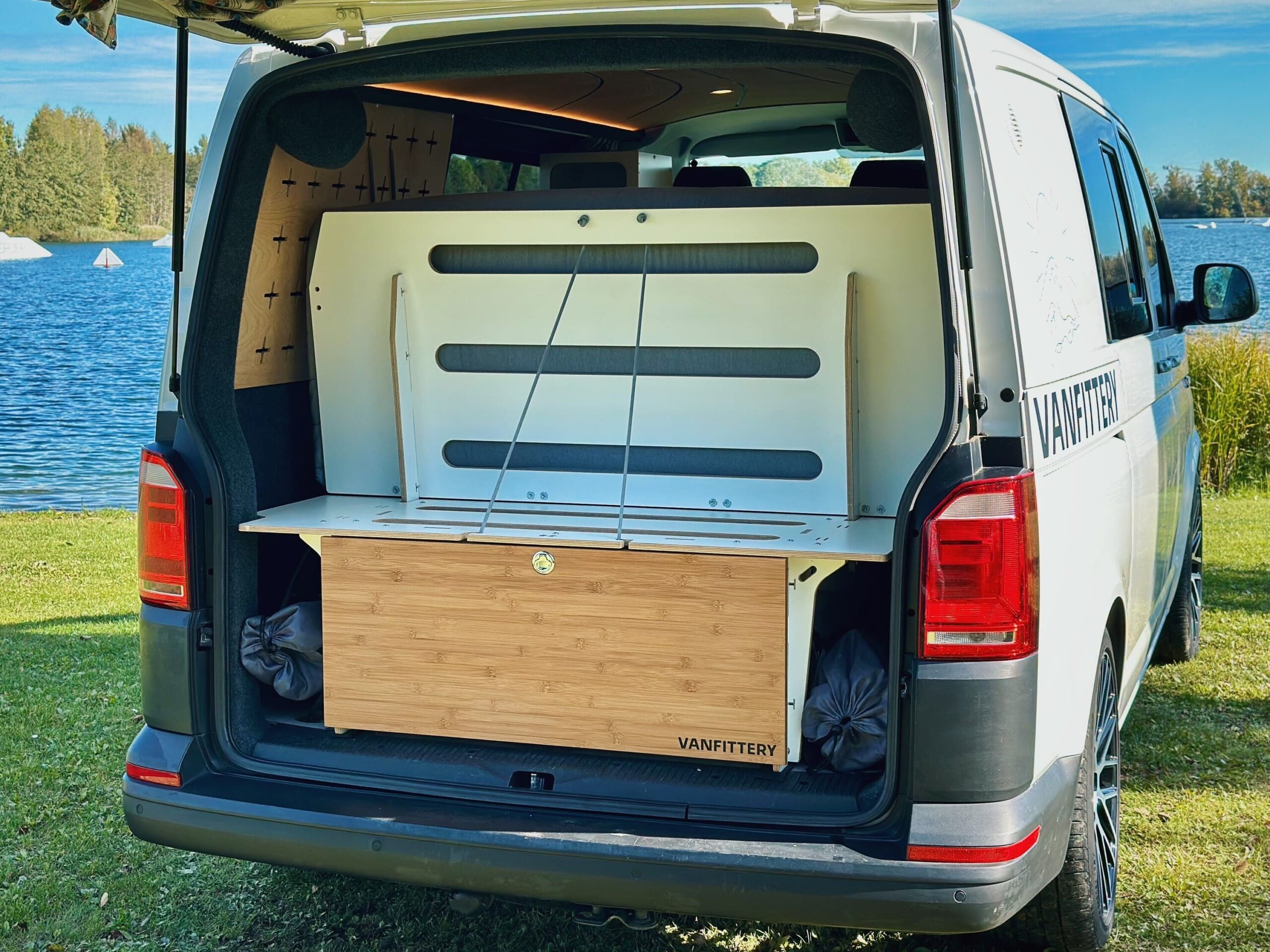 Interiér obytného vozidla je vybaven skládacím spacím systémem a úložným prostorem, který je ideální pro pohodlné kempování a cestování.