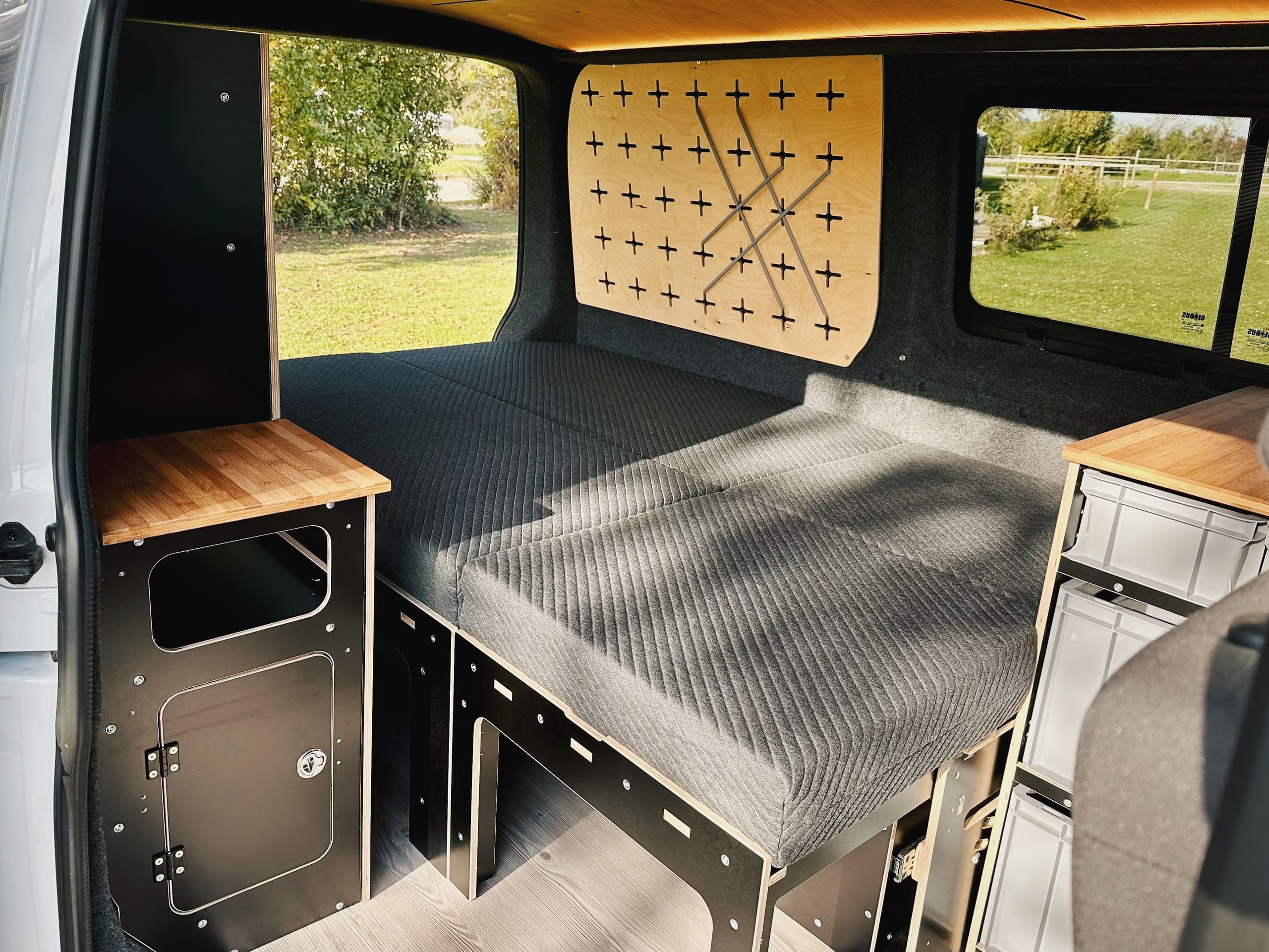 El interior con el sistema para dormir desplegado.