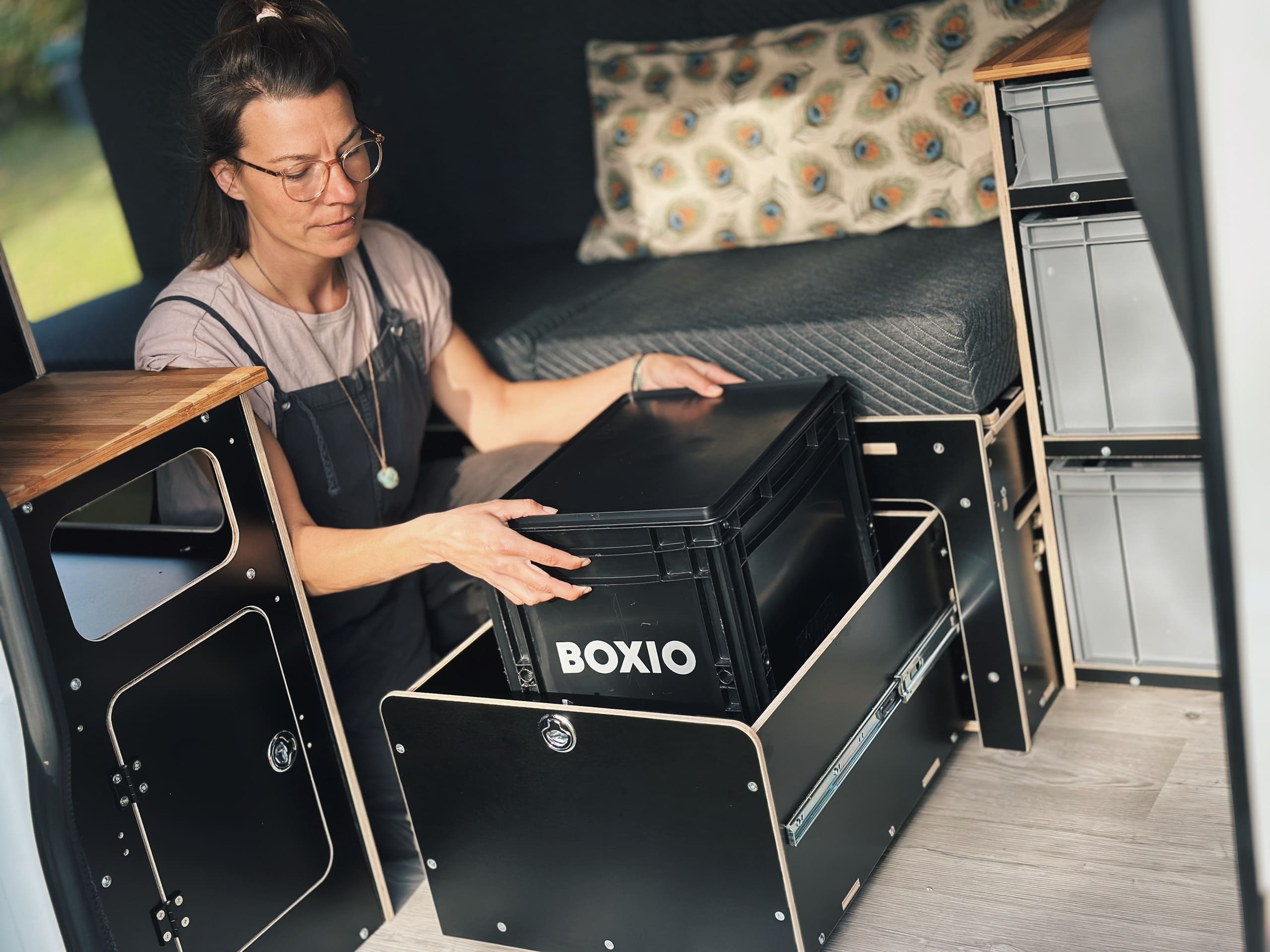 Una persona arregla los muebles y accesorios del camping.