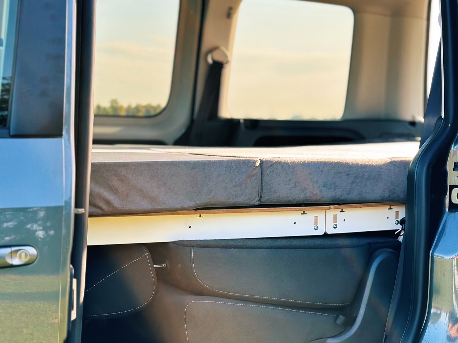 System łóżek kempingowych jest instalowany z tyłu pojazdu i zapewnia wygodne miejsce do spania.