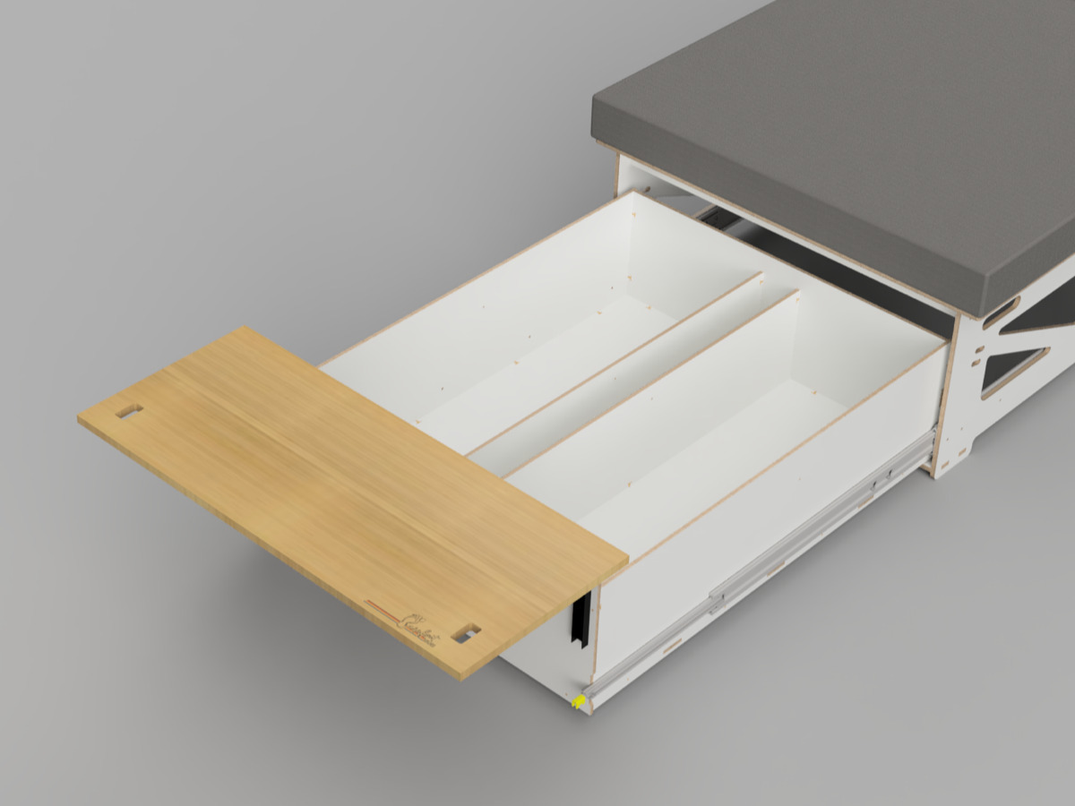 Un cassetto aperto con due scomparti e un frontale in legno, ideale per riporre gli utensili da campeggio.