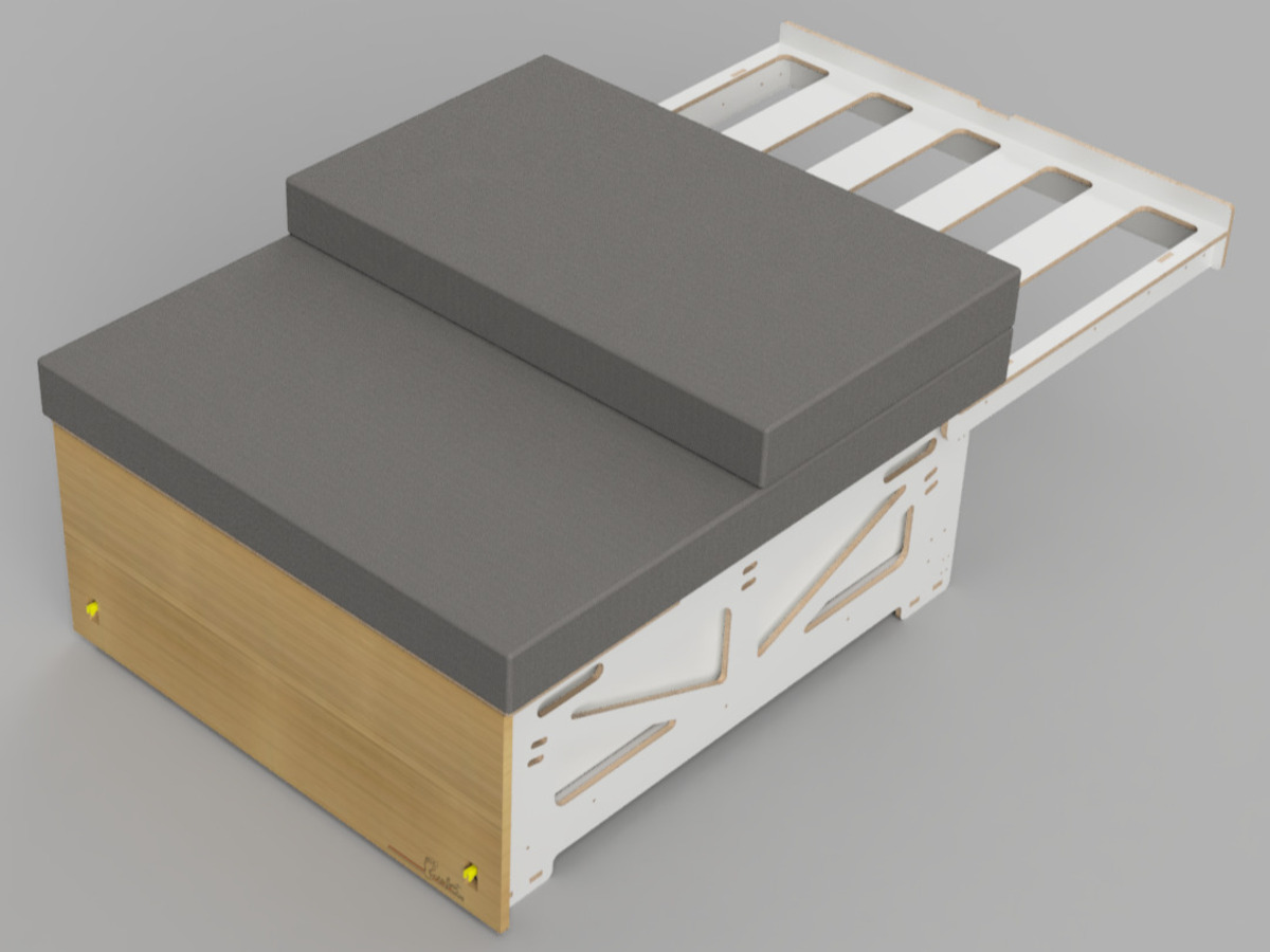 Lettino da campeggio modulare con cuscini grigi e rete a doghe estensibile, ideale per dormire comodamente.