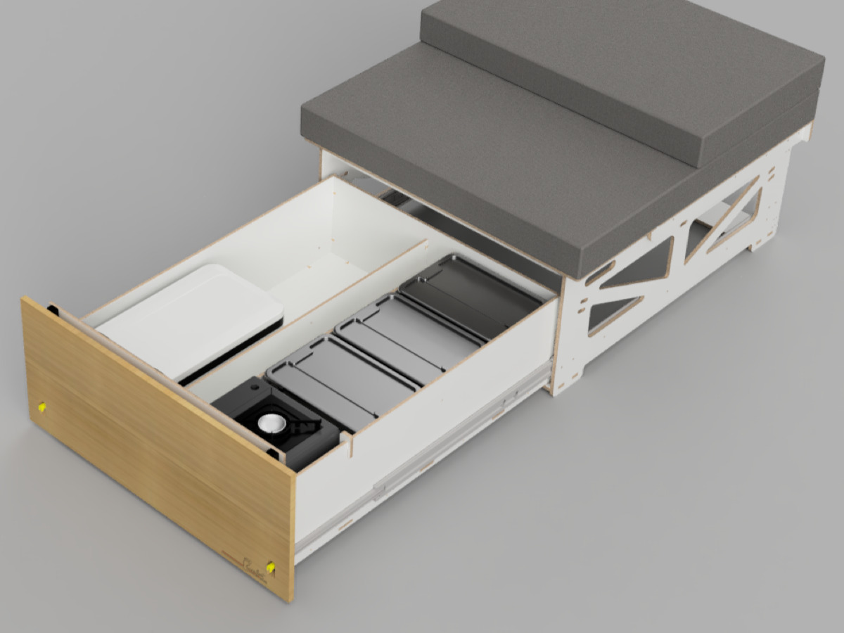 L'immagine mostra un funzionale lettino da campeggio con spazio di archiviazione integrato, ideale per i sistemi di riposo e letto nell'area del campeggio.