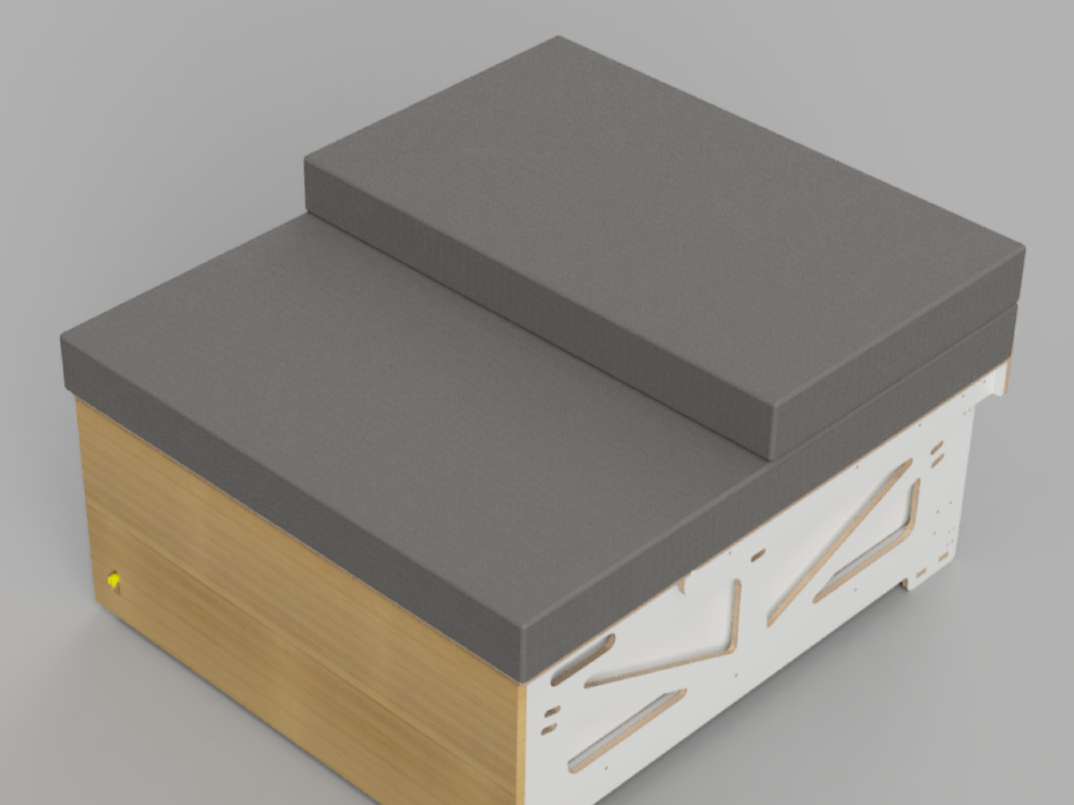 Lettino da campeggio modulare con imbottitura grigia e robusta struttura in legno.