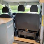 Pohled do interiéru obytného vozidla s vestavěnou otočnou konzolou, zde ve VW Crafter.