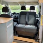 Interiér obytného vozidla s otočnou konzolou.