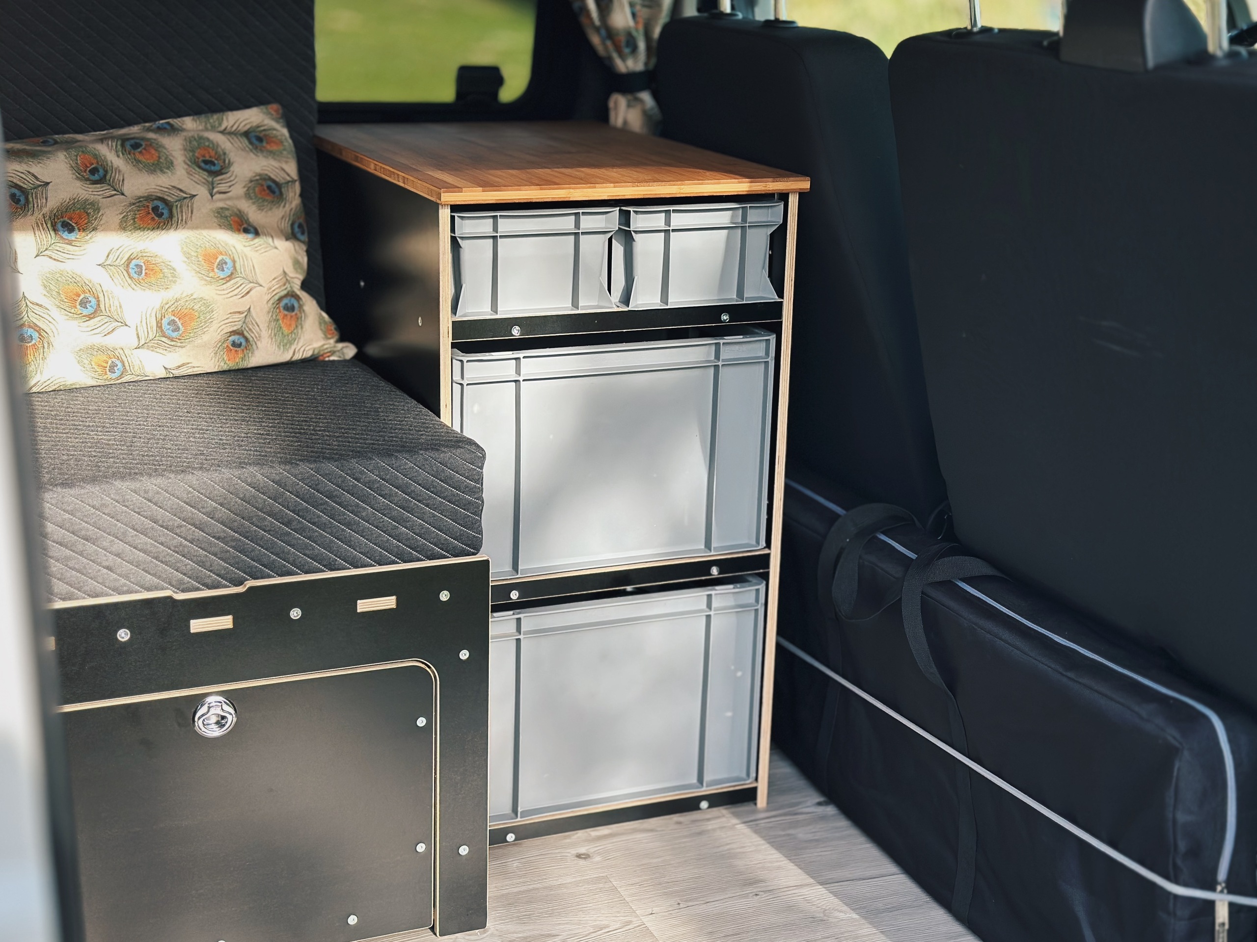 Modul EuroBox instalovaný za sedadlem řidiče.