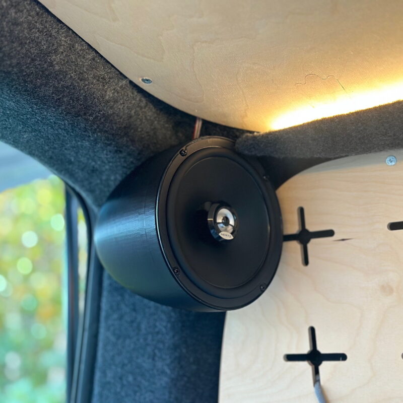 En højttaler af høj kvalitet monteres på væggen i en campingvogn for at give en bedre lydoplevelse, når man camperer.