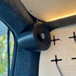 En sort højttaler er monteret på væggen i en campingvogn.