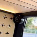 Detaljeret billede af en højttaler, der er installeret i en campingvogn for at berige campingoplevelsen med musik.