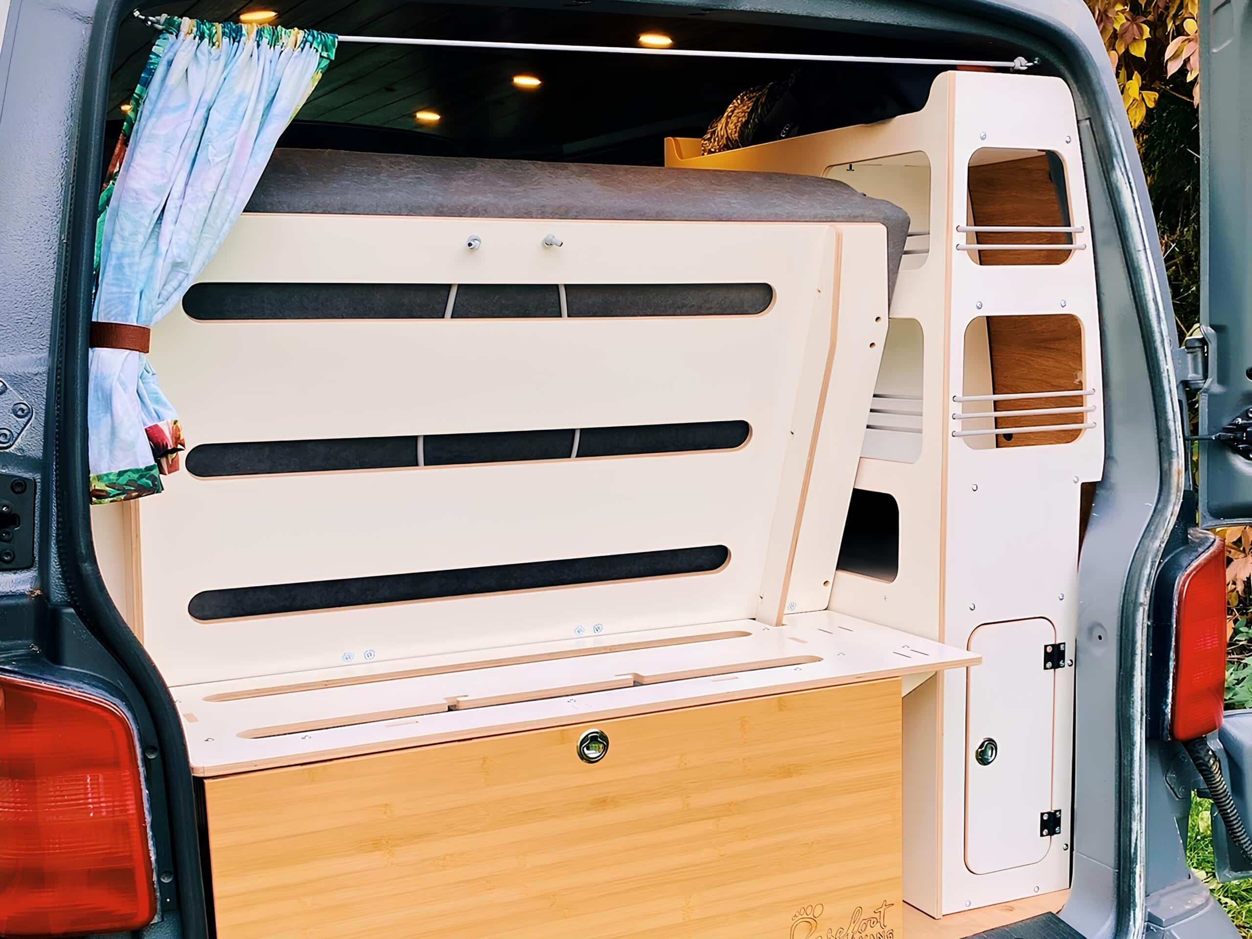 Rozkládací spací systém v kempinkovém vozidle, který nabízí optimální pohodlí a úložný prostor pro cestování.