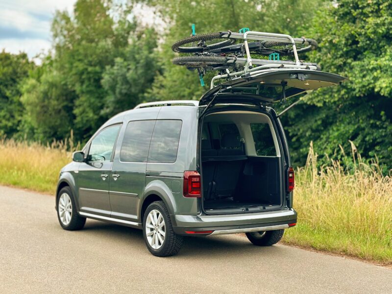 VW Caddy s nosičem kol a namontovanými koly