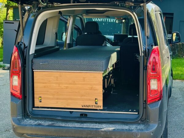 Zavazadlový prostor dodávky je vybaven kompaktním spacím systémem, který poskytuje pohodlné spaní při kempování.